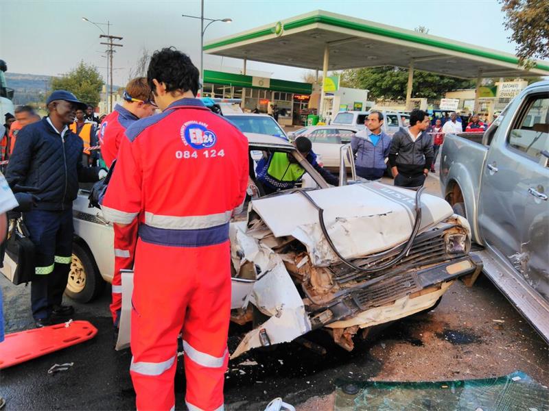 Paramedics from various emergency services helped a critical patient on scene in Magaliesburg. Photo: Help24