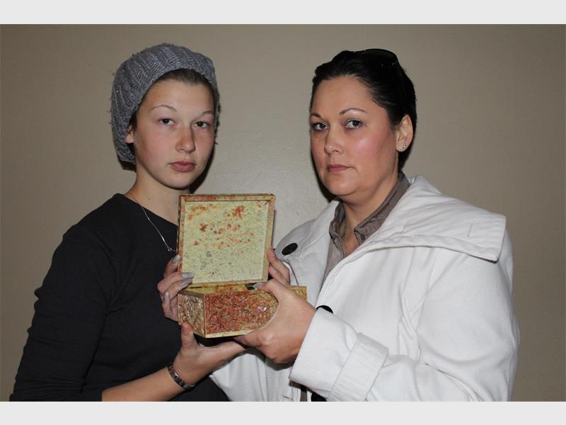 Ashley and Eileen du Toit are saddened by the theft of the ashes of Eileen's mother. Photo: Alanicka Lotriet.
