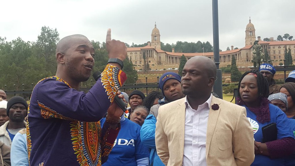 Caption: DA leader Mmusi Maimane (lefty) and Tshwane mayoral candidate Solly Msimanga (right) unveiling the “Honour Madiba’s dream, vote DA” campaign posters outside the Union Buildings perimeter fence in Tshwane. Photo: Jonisayi Maromo / ANA