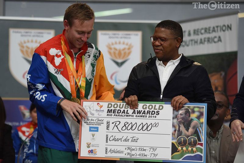 Charl Du Toit recieves his cheque during an event at OR Tambo International Airport to celebrate the success of the South African Paralympic team afrer they arrived back in the country, 20 September 2016 Picture: Neil McCartney