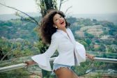 Kelly Khumalo trends for dark armpits and saying sheâll âmurderâ Idols hopeful