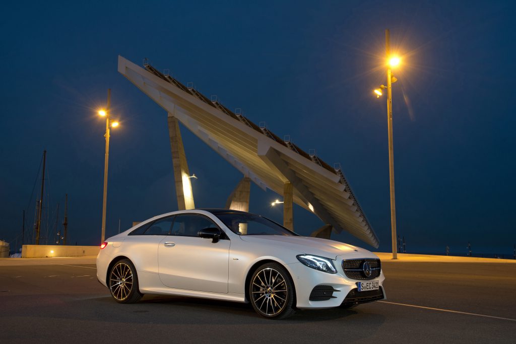 E 400 4MATIC Coupe designo cashmere white magno Nappa leather white/black E 400 4MATIC Coupé designo kaschmirweiß magno Leder Nappa weiß/schwarz Kraftstoffverbrauch kombiniert: 8,1 l/100 km CO2-Emissionen kombiniert: 183 g/km Fuel consumption combined: 8.1 l/100 km Combined CO2 emissions: 183 g/km