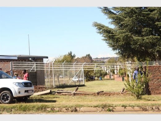 A vehicle crashed into the wall. Photo: Sonwabile Antonie