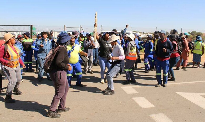 Watch: Rabie Ridge residents block Pikitup Midrand depot | Midrand Reporter