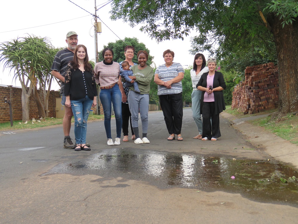 locals-worry-that-a-water-leak-in-the-street-would-cause-sinkhole-rekord