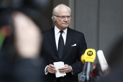 King Carl XVI Gustaf of Sweden arrives to make a statement on April 8, 2017 in Stockholm, the day after a truck ploughed into a crowd of people in the city center. / AFP PHOTO / Odd ANDERSEN