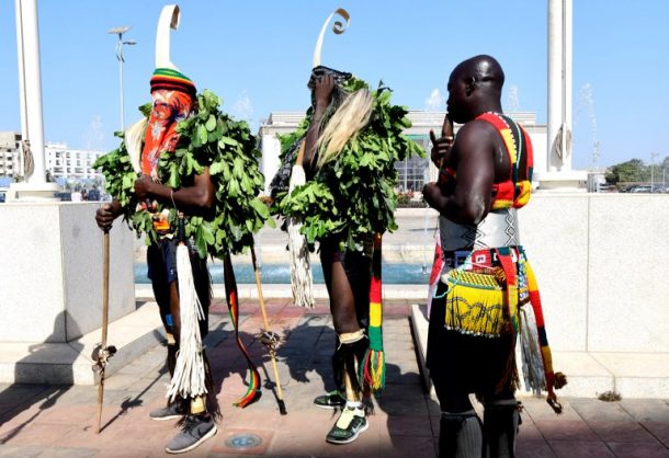 Des personnes vêtues de costumes typiques accueillent leurs invités lors de la cérémonie d'ouverture et de l'inauguration du nouveau musée des civilisations noires, à Dakar, le 6 décembre 2018. Photo: SEYLLOU / AFP