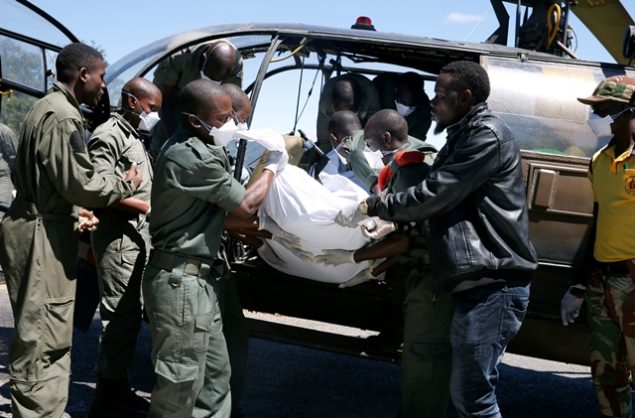 Members of the rescue team offload a body retrieved from areas flooded in the aftermath of Cyclone Idai in Chimanimani, Zimbabwe, March 21, 2019. Picture: REUTERS / Philimon Bulawayo