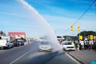 WATCH: Police use water cannons to disperse crowd in Cape Town on first day of lockdown - The Citizen