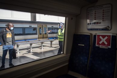 PICS: Mbalula gives Gautrain the thumbs-up as it resumes services 8