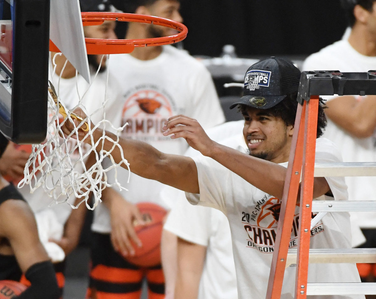 LAS VEGAS, NEVADA - MARCH 13: Ethan Thompson #5 of the Oregon State Beavers cuts down a net after the team's 70-68 victory over the Colorado Buffaloes to win the championship game of the Pac-12 Conference basketball tournament at T-Mobile Arena on March 13, 2021 in Las Vegas, Nevada. Ethan Miller/Getty Images/AFP (Photo by Ethan Miller / GETTY IMAGES NORTH AMERICA / Getty Images via AFP)