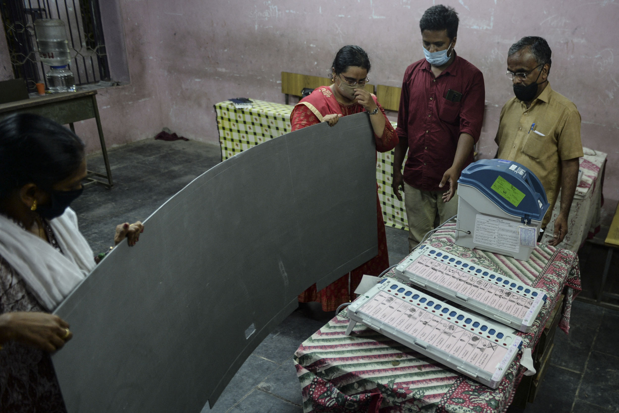 Election officials prepare polling stations on the eve of the Tamil Nadu state legislative assembly elections, in Chennai on April 5, 2021. (Photo by Arun SANKAR / AFP)