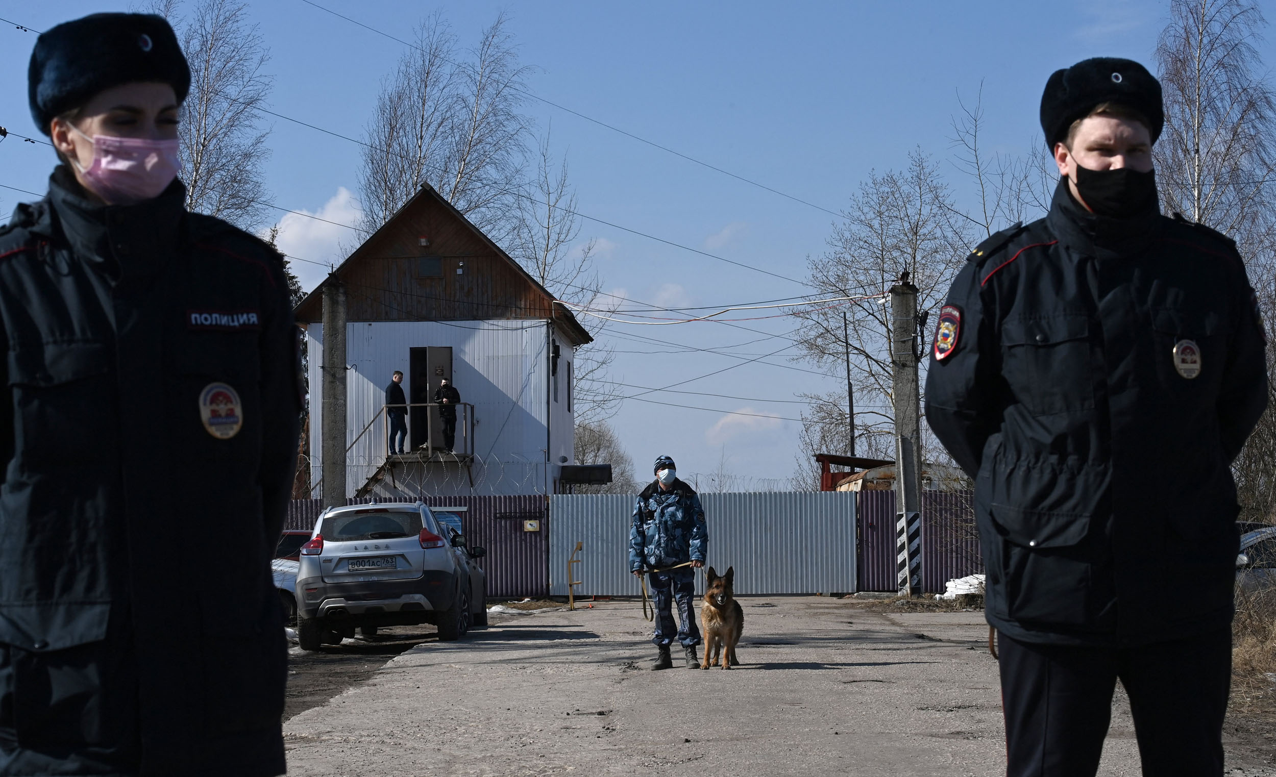 Russian police officers guard the entrance to the penal colony N2, where Kremlin critic Alexei Navalny has been transferred to serve a two-and-a-half year prison term for violating parole, in the town of Pokrov on April 6, 2021. - The Alliance of Doctors medical trade union said it would organise a protest outside the penal colony in Pokrov on Tuesday, demanding Navalny receive adequate medical treatment. (Photo by Kirill KUDRYAVTSEV / AFP)