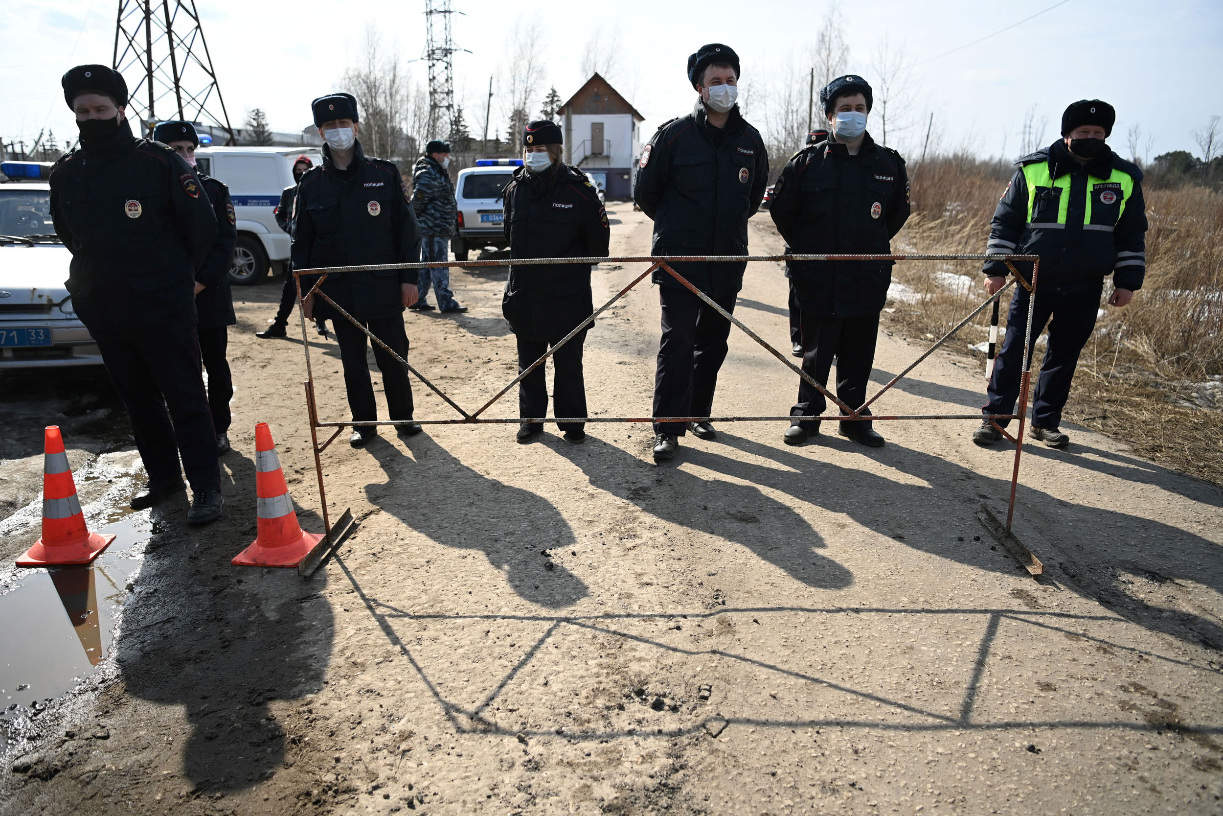 Russian police officers guard the entrance to the penal colony N2, where Kremlin critic Alexei Navalny has been transferred to serve a two-and-a-half year prison term for violating parole, in the town of Pokrov on April 6, 2021. - The Alliance of Doctors medical trade union said it would organise a protest outside the penal colony in Pokrov on Tuesday, demanding Navalny to receive adequate medical treatment. (Photo by Kirill KUDRYAVTSEV / AFP)