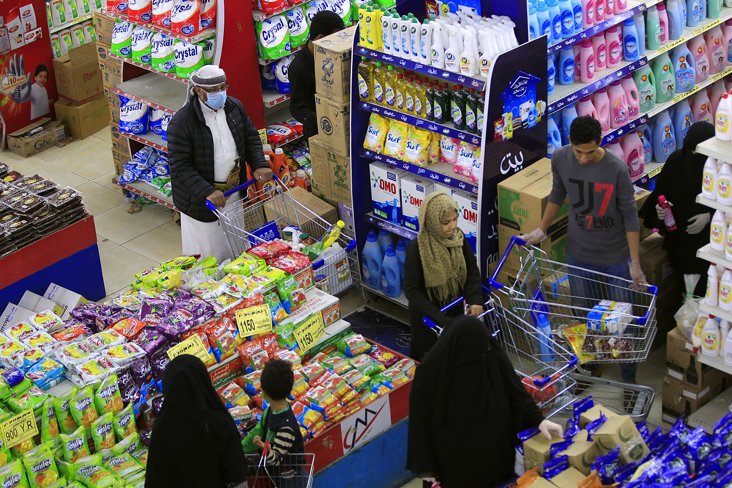 People shop for groceries and supplies at a supermarket in Yemen's capital Sanaa on April 6, 2021, as they prepare a week ahead of the Muslim holy fasting month of Ramadan. (Photo by MOHAMMED HUWAIS / AFP)