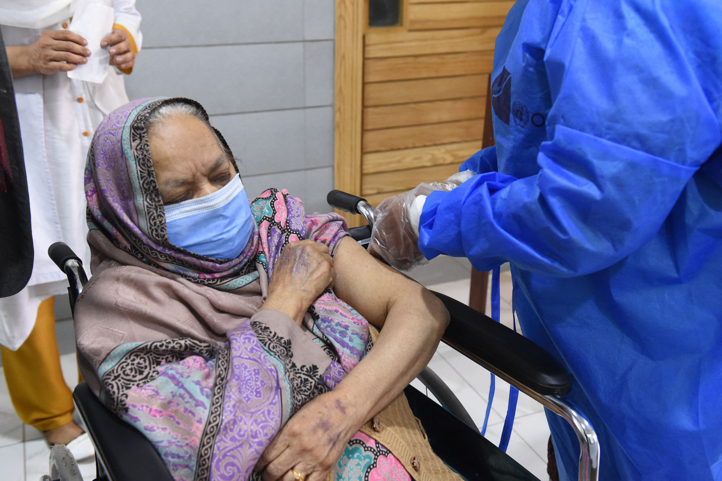 A senior citizen receives a dose of the Chinese-made Sinopharm vaccine against the Covid-19 coronavirus, at a vaccination centre in Quetta on April 6, 2021. (Photo by Banaras KHAN / AFP)