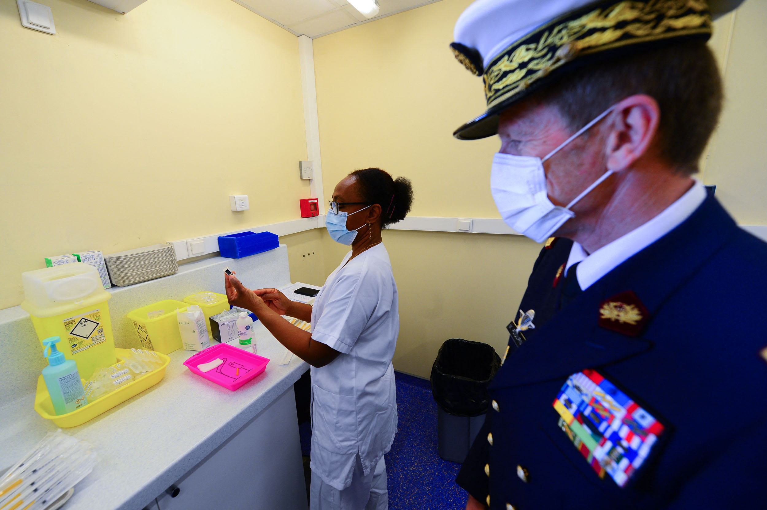 A nurse prepares a serynge with a dose of the Pfizer-BioNTech vaccine against the coronavirus at the Robert Picque military hospital (HIA) in Villenave-d'Ornon, southwestern France, on April 6, 2021, during a vaccination campaign to fight the COVID-19 pandemic. (Photo by MEHDI FEDOUACH / AFP)