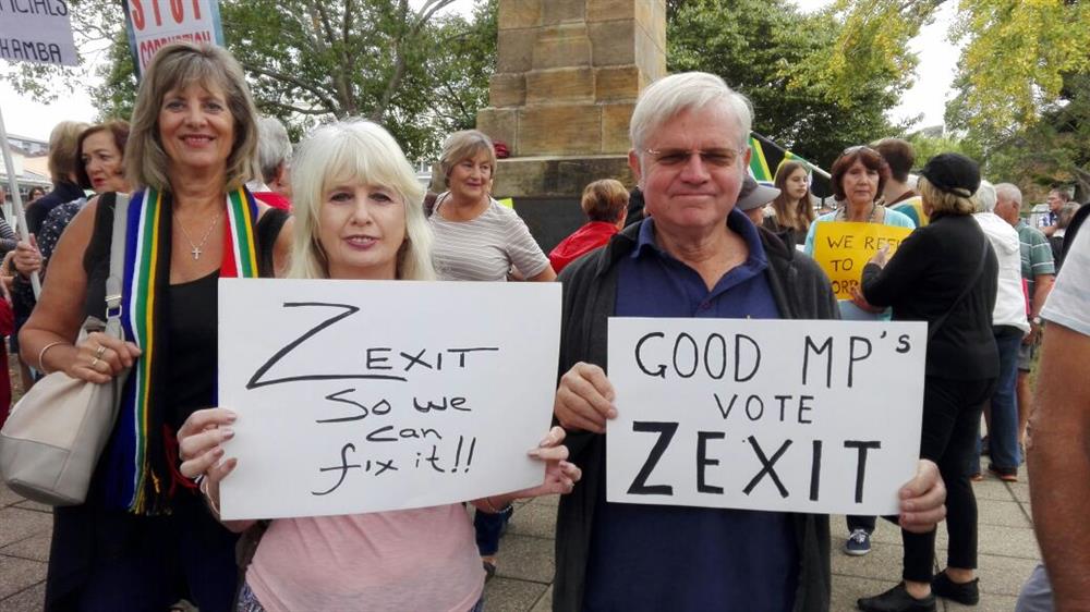 Knysna residents congregating at Memorial Square. Picture: Knysna-Plett Herald