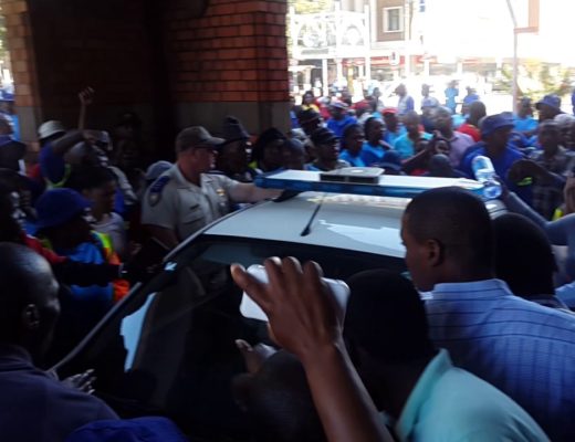 Municipal workers blockade