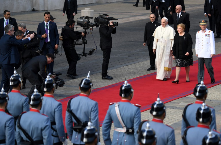 La presidenta de Chile, Michelle Bachelet, recibe al Papa Francisco en Santiago