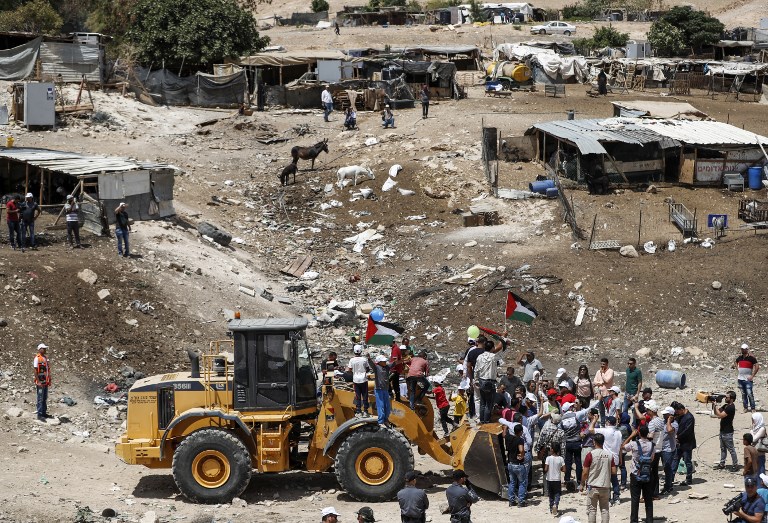 IOF begin preparations to demolish Khan Al-Ahmar Bedouin community